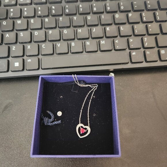 Elegant Swarovski Brand New 3 pieces love heart Necklace with 4 ways to wear - Picture 5 of 8